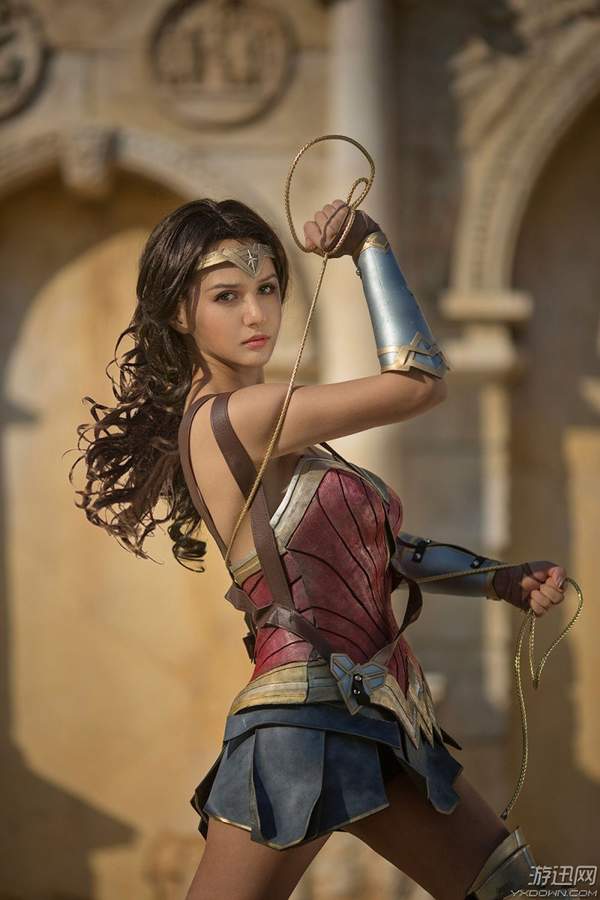 混血美女cos"神奇女侠"超惊艳!颜值逆天(图)