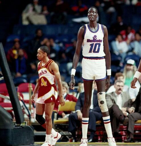 NBA最矮球员合影最高球员,最矮的抬头仰望他都很累|球员|NBA|合影_新浪新闻