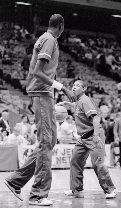 NBA最矮球员合影最高球员,最矮的抬头仰望他都很累|球员|NBA|合影_新浪新闻