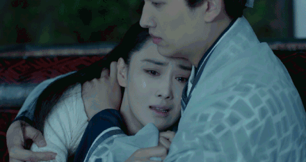 往杀姐姐怀里一靠,哭到两眼无神,脸色苍白,杀姐姐好像被她的情绪带动