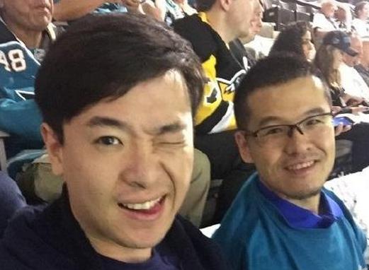 杨毅给柯凡送了件詹姆斯23号球衣,柯凡的表情是亮点