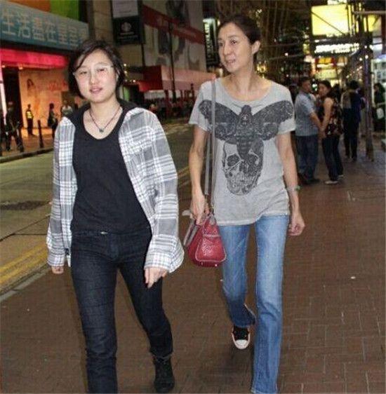 小龙女出院手臂上的伤痕,是遗传还是教育问题?