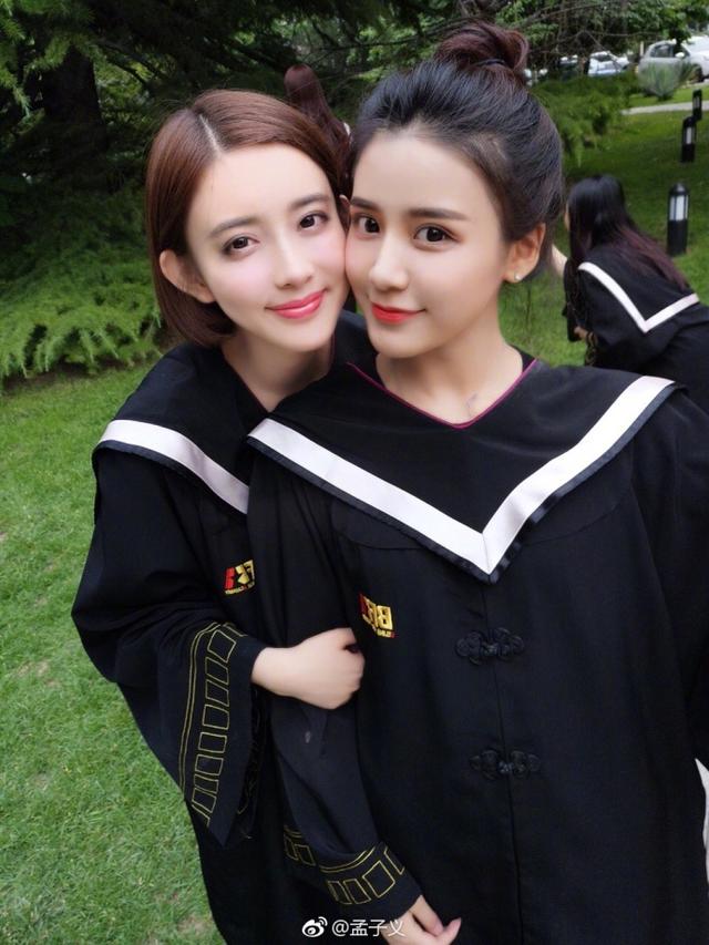 北影校花孟子义晒毕业照,网友:除了老师长得都一样