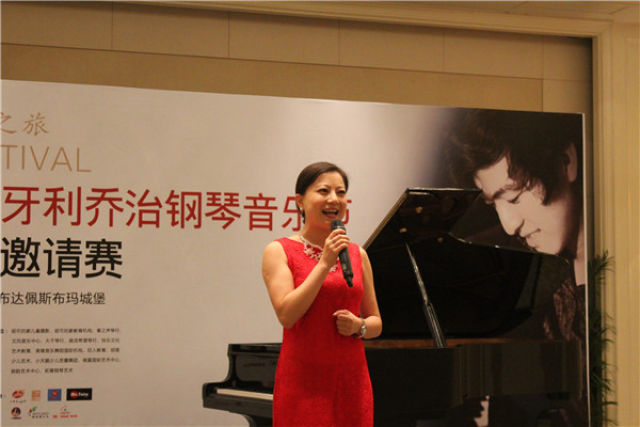 海南巨龙文化传播有限公司总经理张莹讲话.张小慧摄