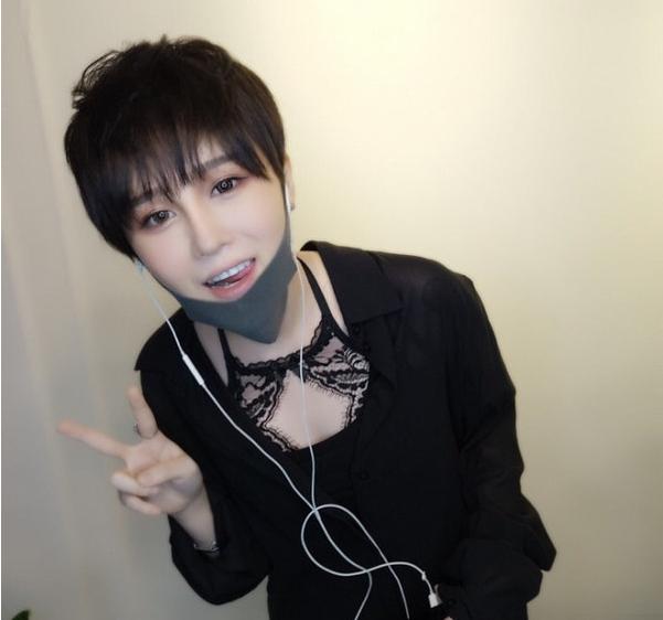 赵本山女儿剪短发变美男网友变脸爹都认不出