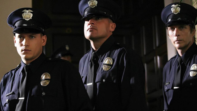 美剧越狱里面的狱警们为什么冲着男囚犯喊女士呢?