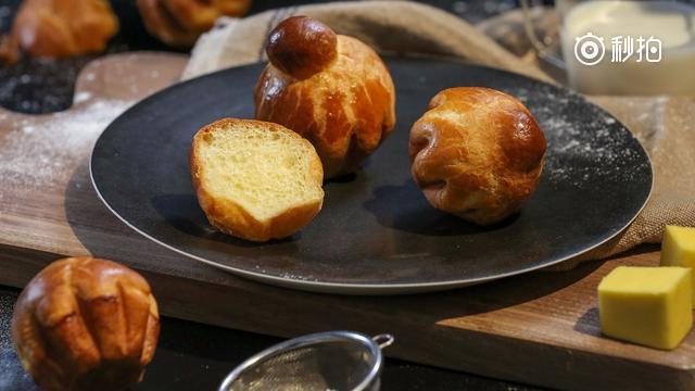 黄油面包布里欧修(brioche)是经典的法国甜品,使用大量鸡蛋和黄油,不