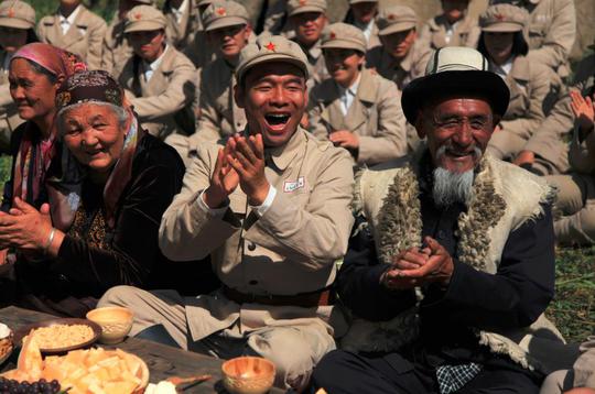 《伊犁河谷》由著名导演金韬执导,他是现任中国广播电视协会电视剧