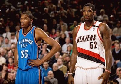 都是07年天才球员,杜兰特在争冠,他为两百万打野球