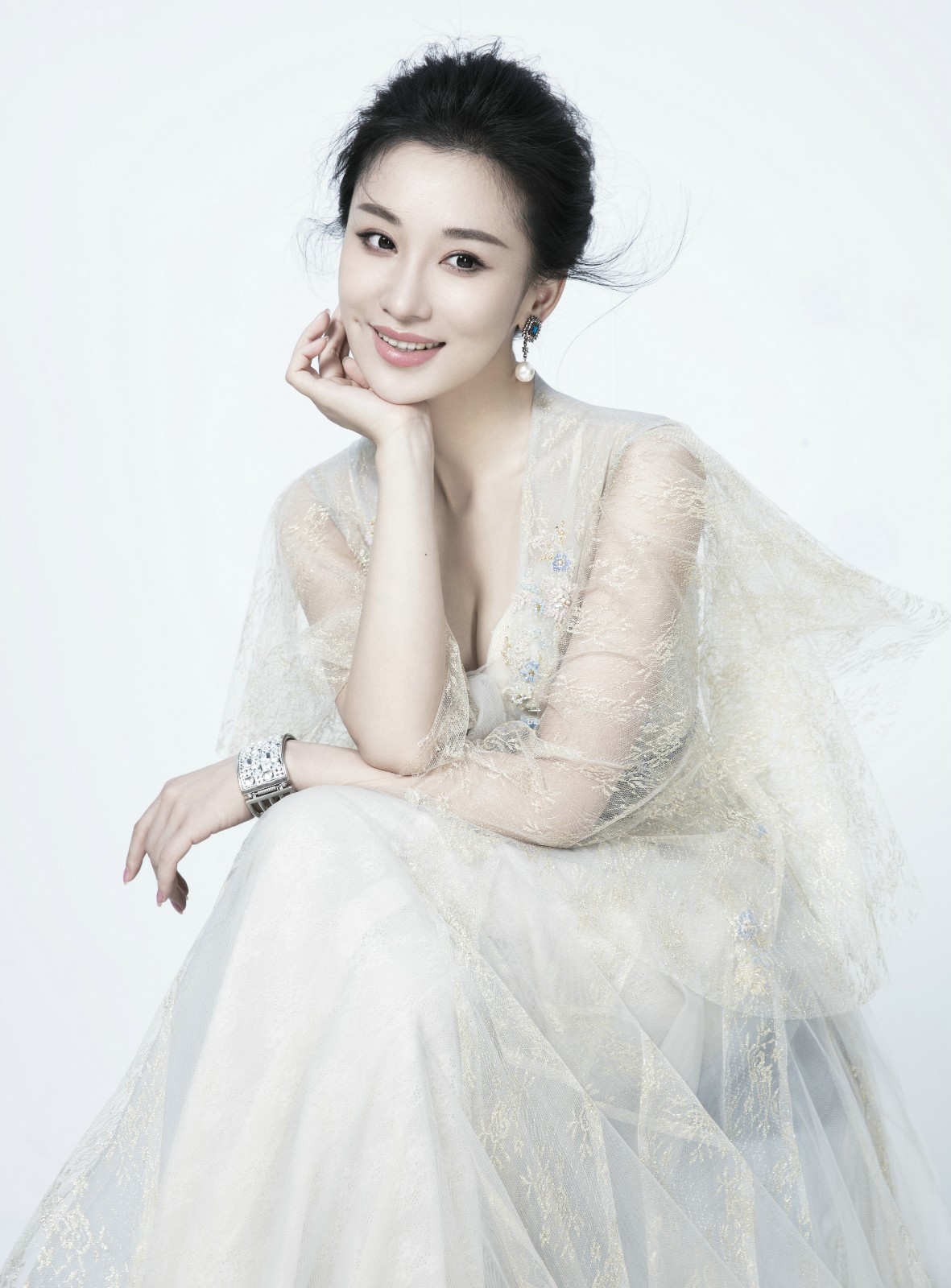 朱子岩白裙写真飘逸灵动梨涡浅笑沁人心脾