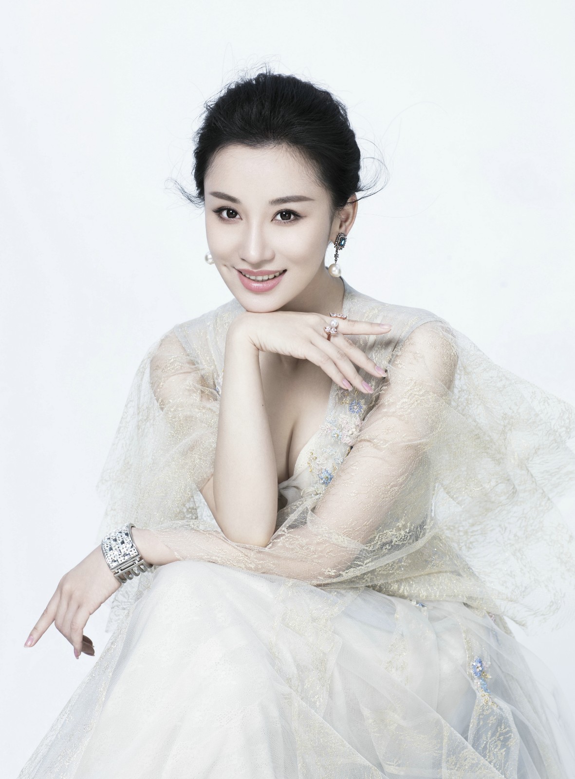 日前,演员朱子岩曝光一组白裙写真.