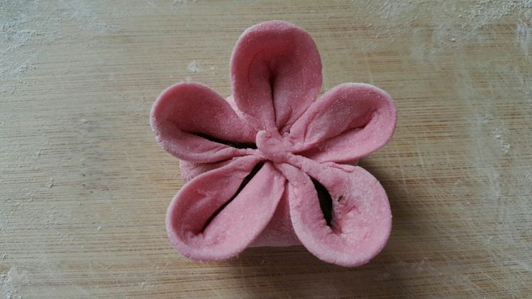 梅花饺包法 将饺子皮分为基本均匀的五边并折起.