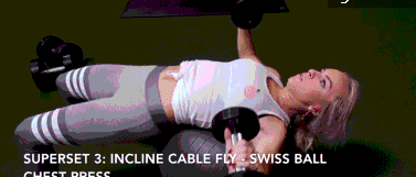 动作6 躺在瑜伽垫用合适重量的杠铃片做窄距上推，使用的重量恒定，每组做10次