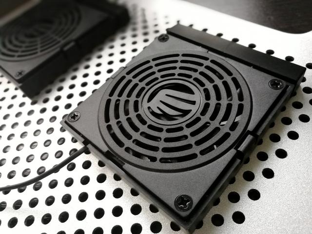 全铝diy双风扇笔记本散热垫的风扇usb取电口设计也很用心,采用"用1还1