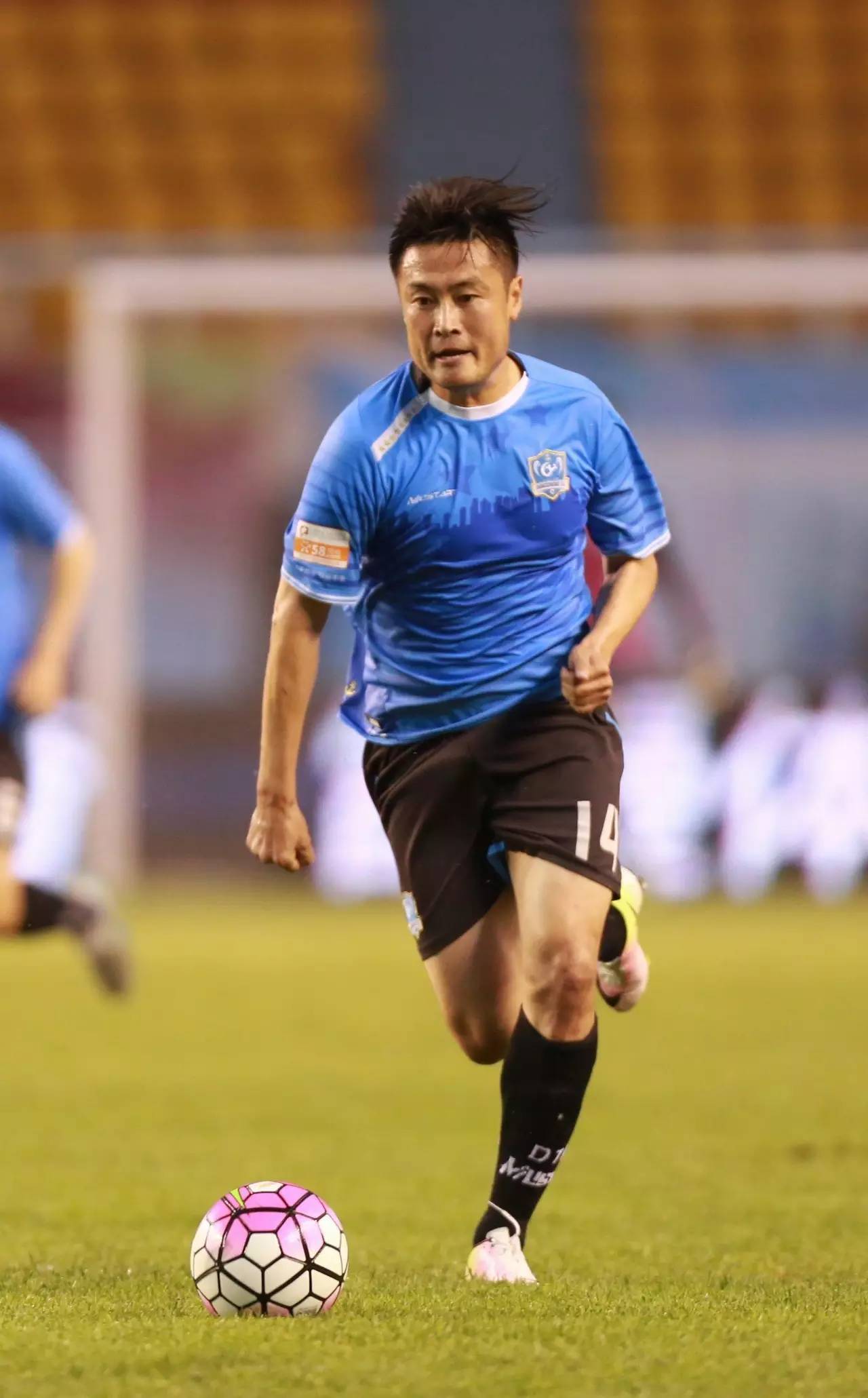 今天的中甲比赛,大连超越和大连一方上演德比之战,老将胡兆军打进了