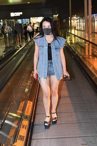几十位明星同一天在机场街拍走秀 多到让路人傻眼