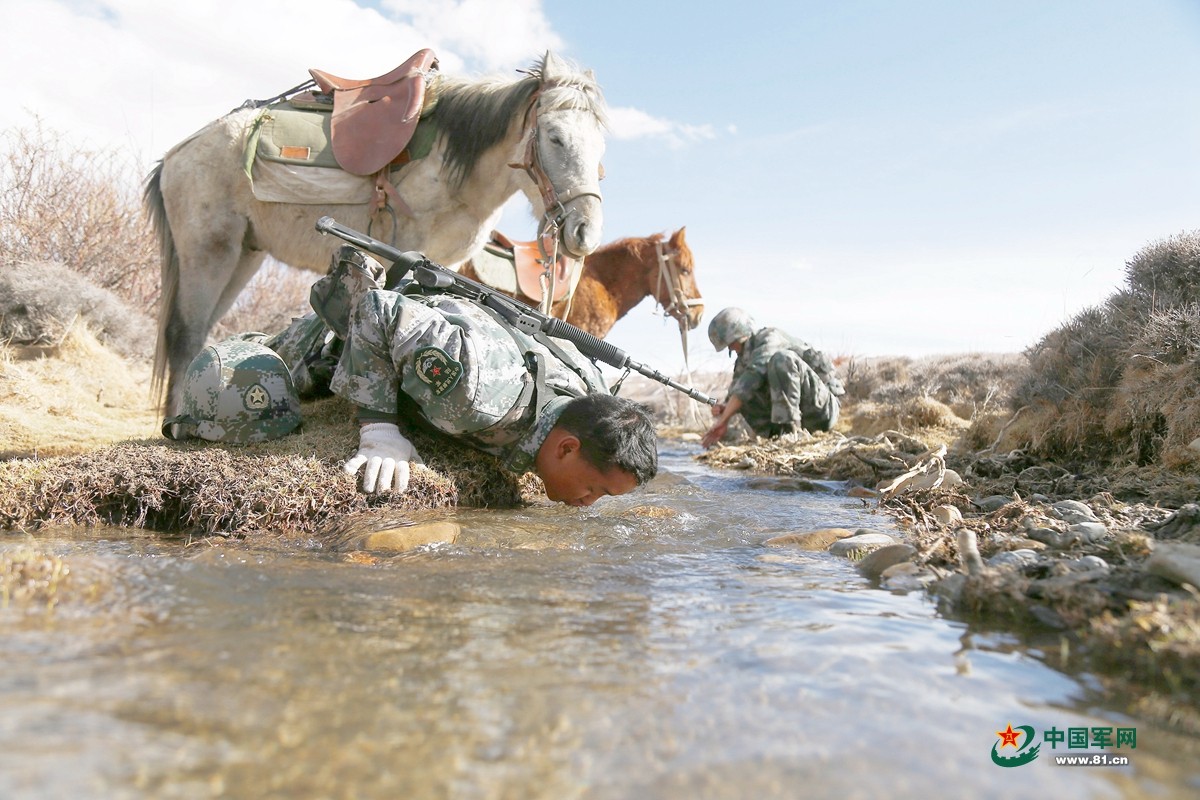 海拔5000多米的边防巡逻,战士趴小溪边饮水