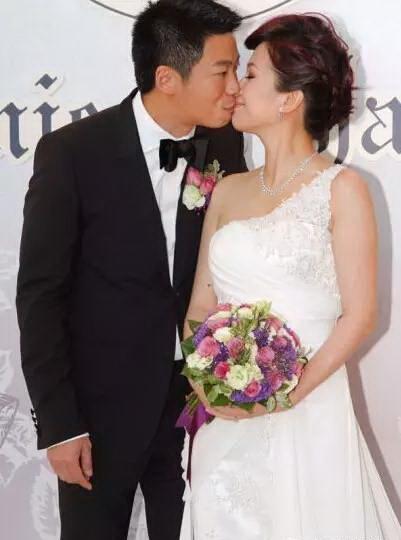 婚礼当天更有佘诗曼,姚乐怡,关宝慧,周家蔚及汤盈盈等豪华伴娘团.