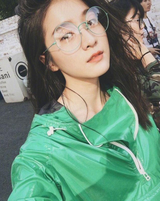 张雪迎晒成熟和复古造型,网友:戴眼镜的样子好美!