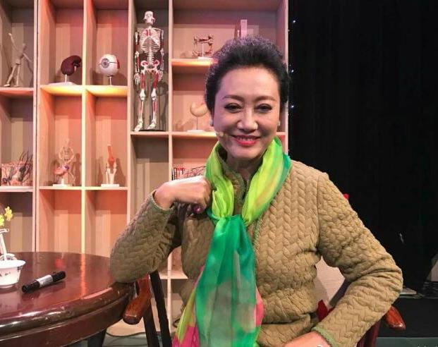 母女都是明星,母亲嫁同事女儿嫁巨富,如今却都单身