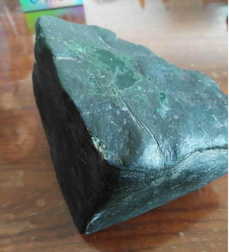 这可不是一块普普通通的石头,大家所熟知的帝王绿翡翠正是出自于这种