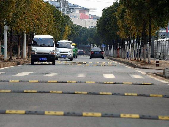 汽车减速带是安装在特定路段,让过往车辆减速通行的交通安全设施.