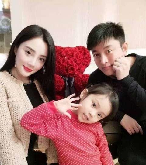 李小璐出席活动胸部若隐若现, 贾乃亮看了会怎么想