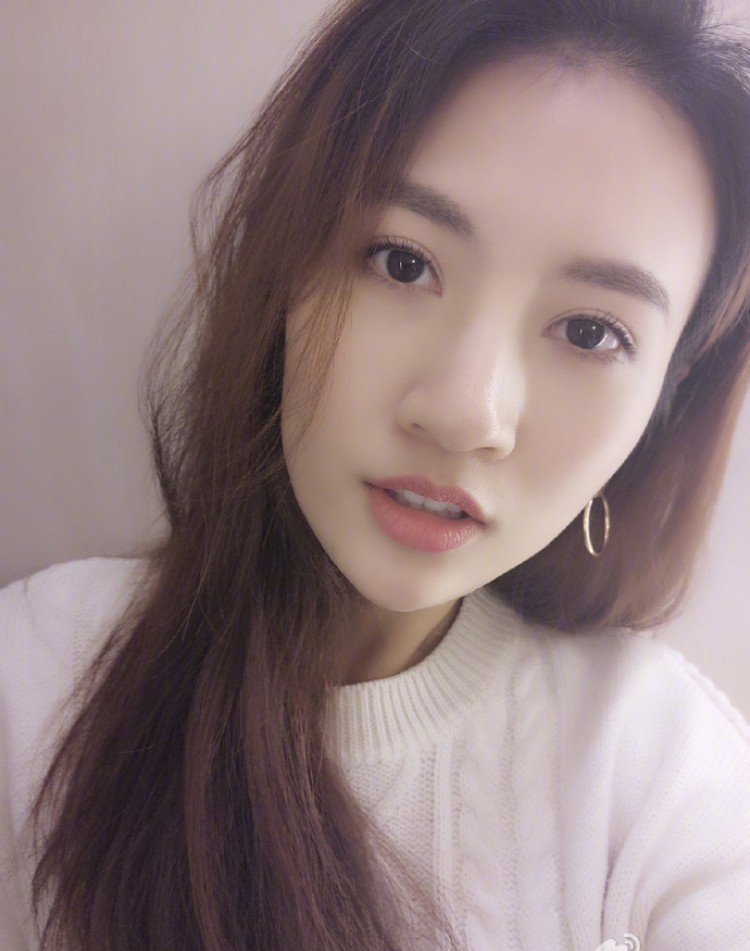 王传君转发李沫颔秀恩爱照片,这是承认恋情的节奏啊!