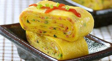 在鸡蛋饼之后,接下来出场的菜式就更不走心了,比如黑道大哥要一份红