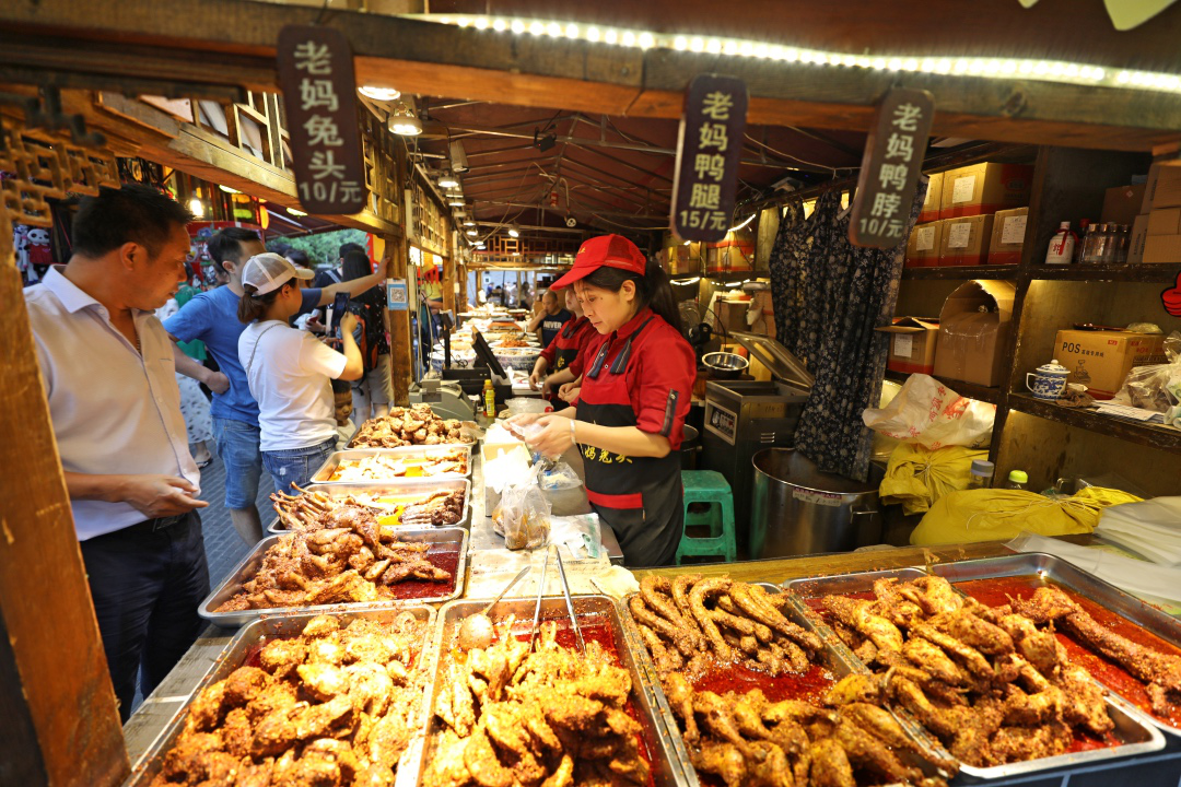 畅游成都宽窄巷子 这里兔头每天销量超万