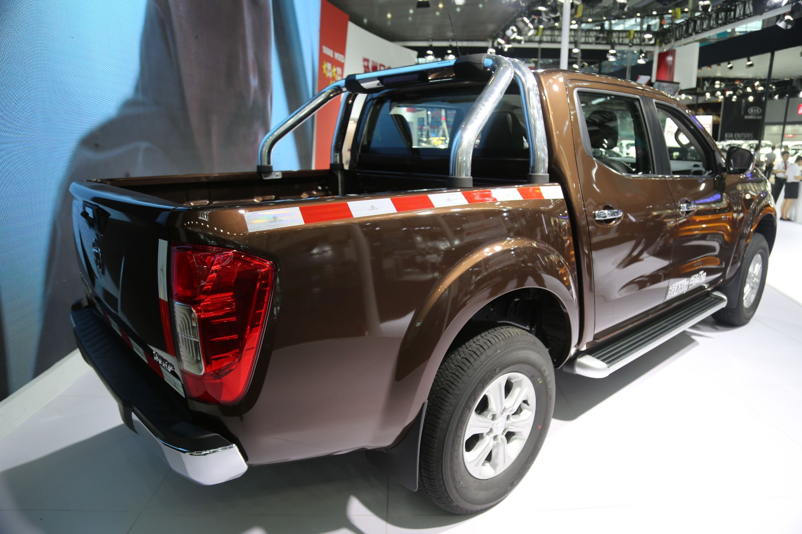 纳瓦拉定位中高端皮卡,前脸采用v-motion设计理念,尾灯纵向排列于尾门