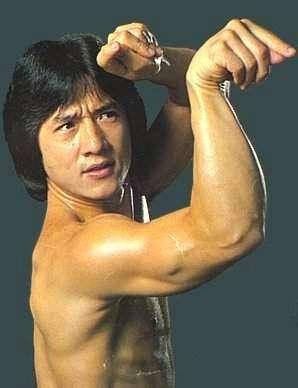 武打明星比肌肉,成龙和李连杰加起来都比不过他!