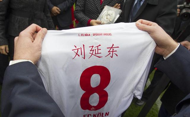 科隆球衣印中文名字,而中超球队只印赞助商!