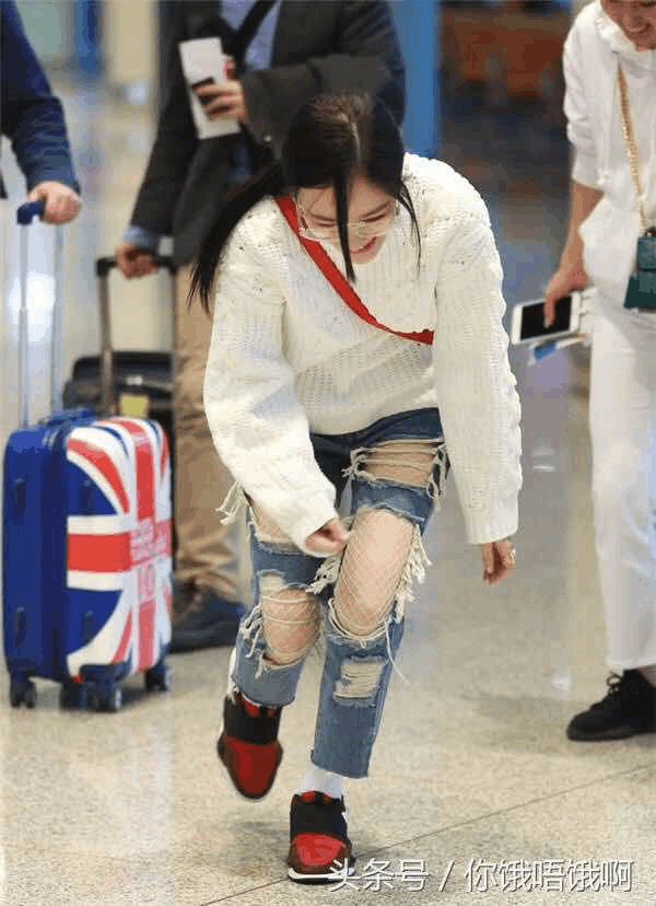 郑爽怂到钻桌子, 李小璐怂到摔倒 杨幂怂到找不着北