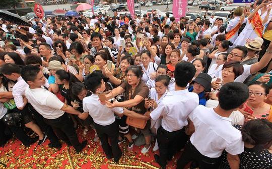 63岁赵雅芝捞金,薄纱裙引围观,脖子却无情出卖年龄