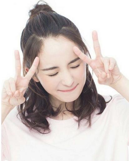 微博热搜上杨幂的丸子头怎么扎?半丸子头长裙飘飘