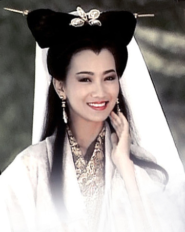 63岁赵雅芝捞金,薄纱裙引围观,脖子却无情出卖年龄