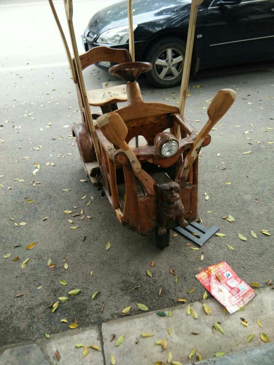 老人开一辆木头车上街玩,给他两万竟然不卖