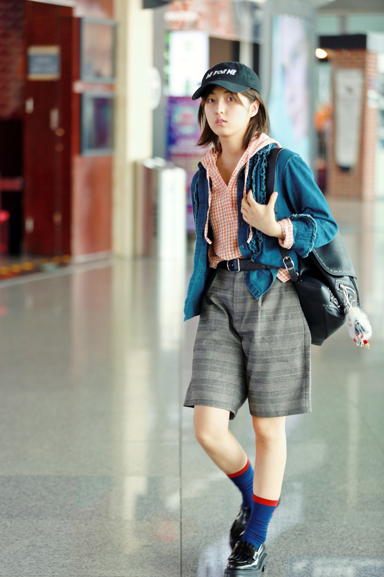 张子枫录制节目 机场look潮范er十足