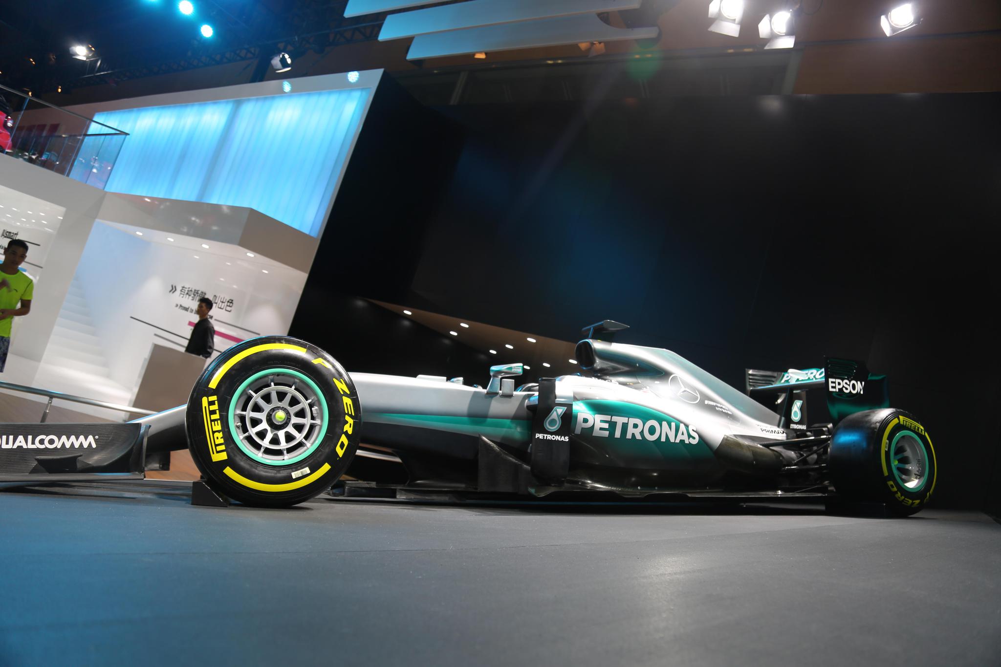 罗斯博格与汉密尔顿2016f1世界冠军赛车实拍