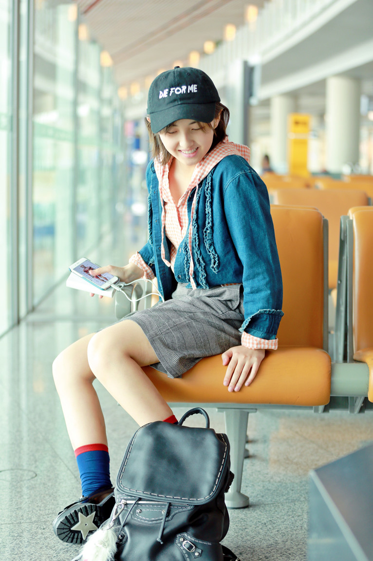 张子枫录制节目 机场look潮范er十足