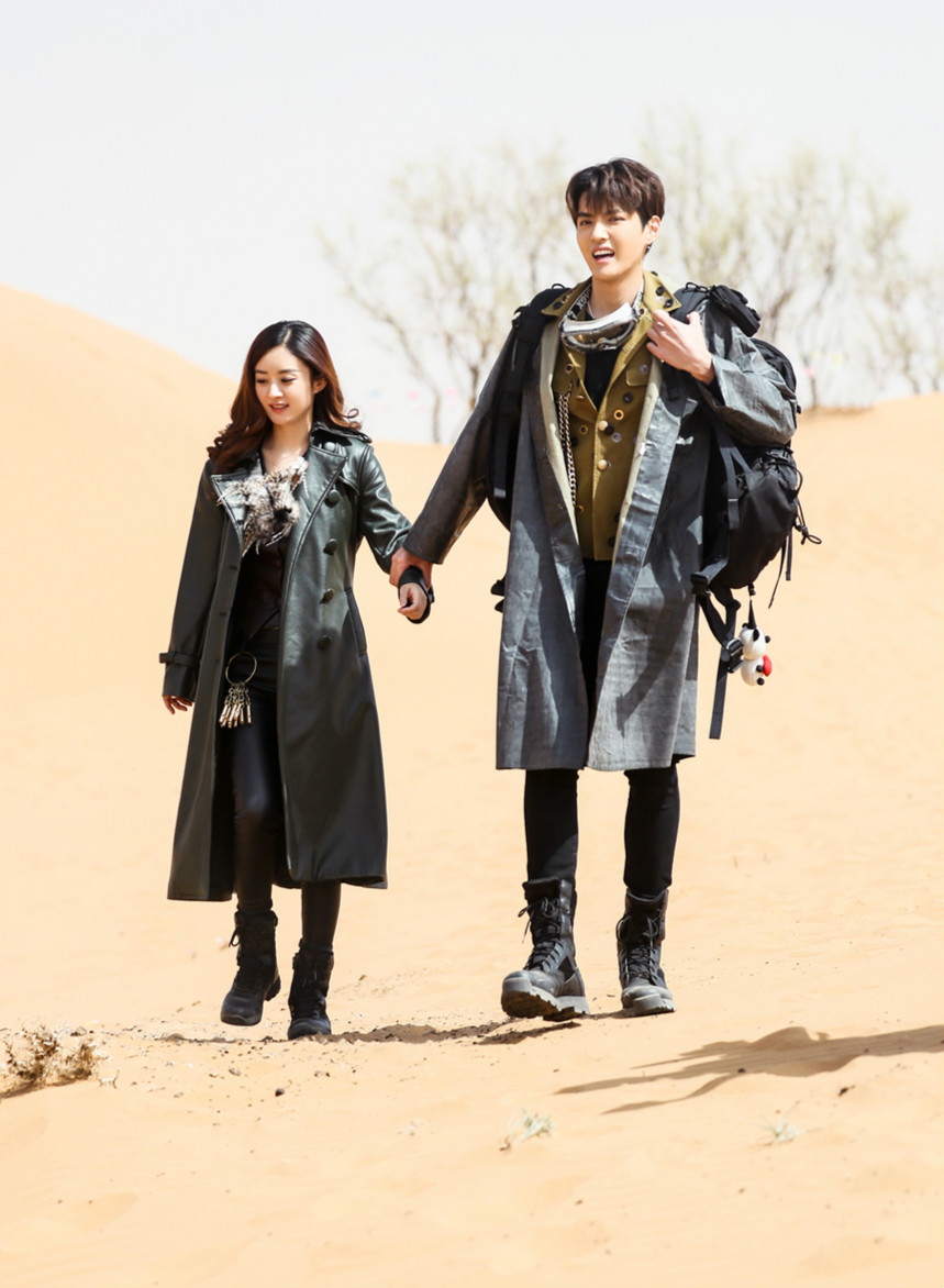 弟弟吴亦凡绅士守护姐姐赵丽颖却被调侃成愤怒的小鸟