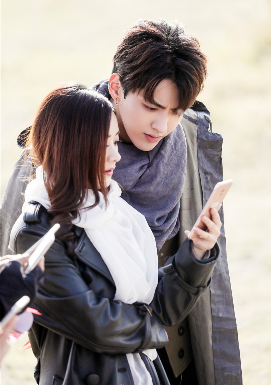 弟弟吴亦凡绅士守护姐姐赵丽颖却被调侃成愤怒的小鸟