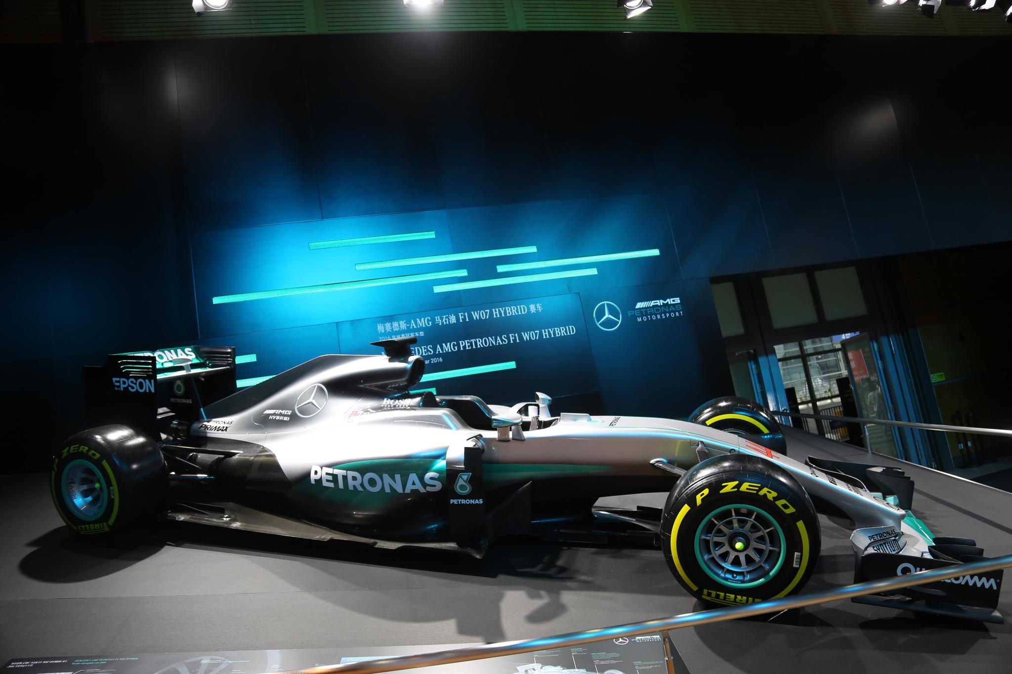 罗斯博格与汉密尔顿2016f1世界冠军赛车实拍