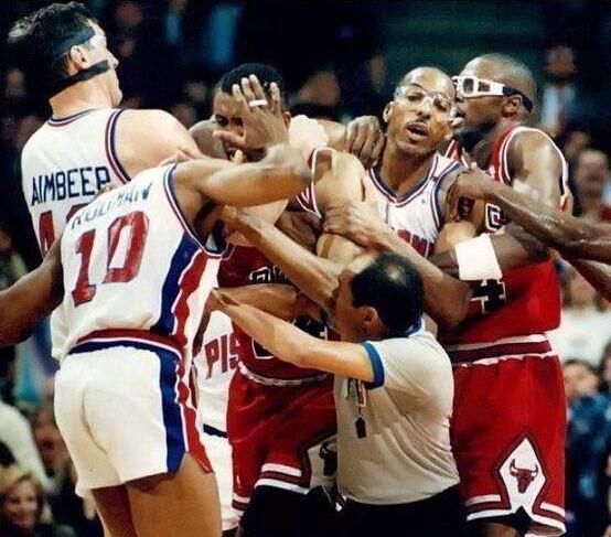 兰比尔的巅峰时期在活塞队度过,80年代末他曾和活塞3次狙击乔丹领衔的