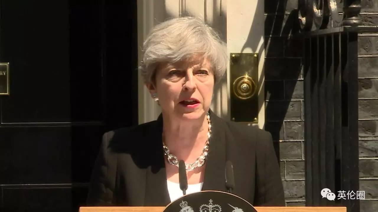 杀光穆斯林和不准碰他之间,是人性的一堵墙