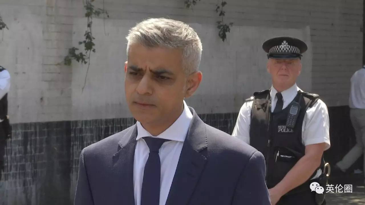 杀光穆斯林和不准碰他之间,是人性的一堵墙