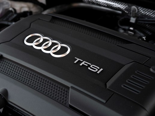 不用车顶放水美女也上车实拍风骚小跑车奥迪tt