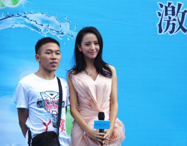 明星与粉丝的合影,明星就是气质足,万花丛中一点红