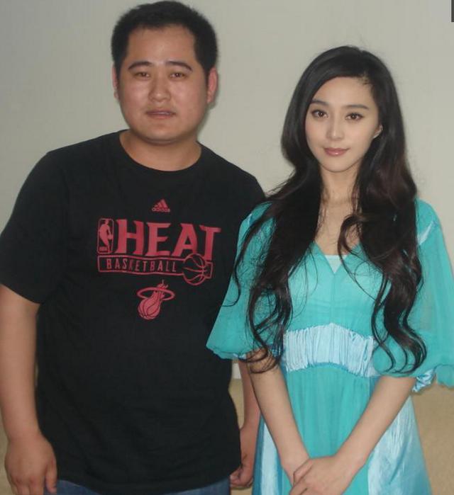 明星与粉丝的合影,明星就是气质足,万花丛中一点红